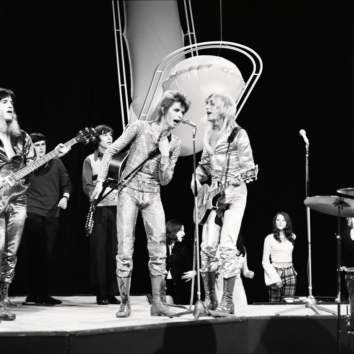 davidbowie_news's tweet photo. David Bowie performing ‘Starman’ on Top of the Pops, recorded this day in 1972 (broadcast on the 6th). 

📸: Harry Goodwin. https://t.co/htzh6TGy6N
