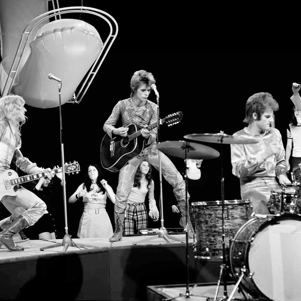 davidbowie_news's tweet photo. David Bowie performing ‘Starman’ on Top of the Pops, recorded this day in 1972 (broadcast on the 6th). 

📸: Harry Goodwin. https://t.co/htzh6TGy6N