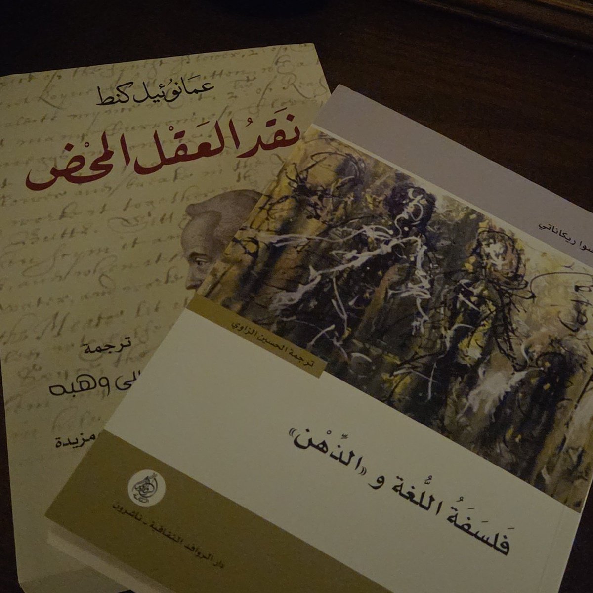 ravlioda's tweet photo. رحت لمكتبة جرير عشان أشتري كتاب كنت حاطة عيني عليه من فترة وكل مرة أقول بخليه لوقت الإجازة. للأسف كل ما رحت ما ألقاه وصدمتني الموظفة إنه انقطع وما عاد ينباع في السعودية! فقررت ما أطلع بـ يد فارغة وأخذت هذين الكتابين بعد ما قرأت عنهم نبذة مختصرة وتحمست لهم. https://t.co/PiMDxng5W8