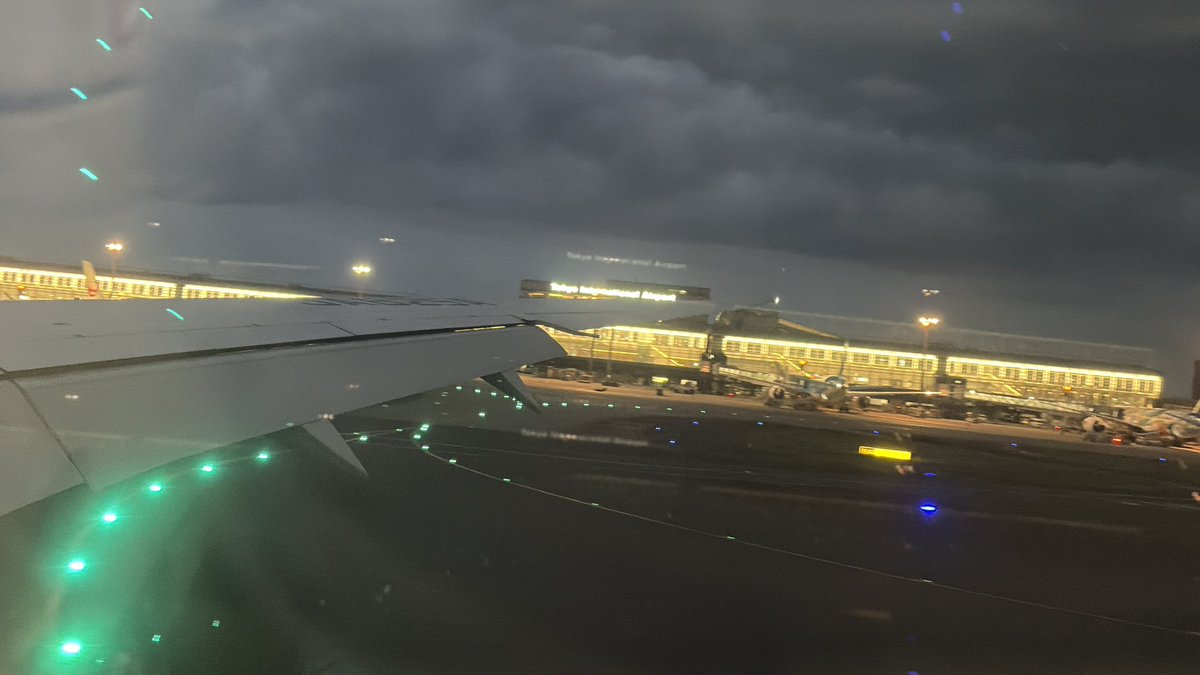 miitanralf's tweet photo. 復路はB787-8
そして座席は行きと同じ32K
空いている窓側で探したら一緒に🤣
帰りも翼のパタパタ観察席✨

マリンスタジアム、ディズニーリゾート
インサイト👀 https://t.co/SBkyHFUyU6