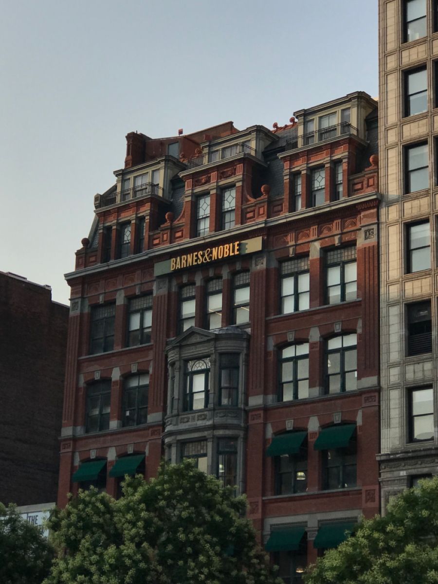 bookpoets's tweet photo. Barnes &amp; Noble on 5th Avenue in New York City holds the Guinness World Record for the largest bookshop in the world 🗽

This is the location where many high-profile authors often hold their book tours https://t.co/HlUsLO3FiI
