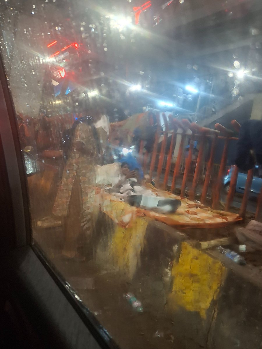 bhindevivek24's tweet photo. This is below DAHANUKAR WADI metro station What is This ???

@MumbaiPolice 
@Dev_Fadnavis 
@Ek https://t.co/sJN9gjX1Na