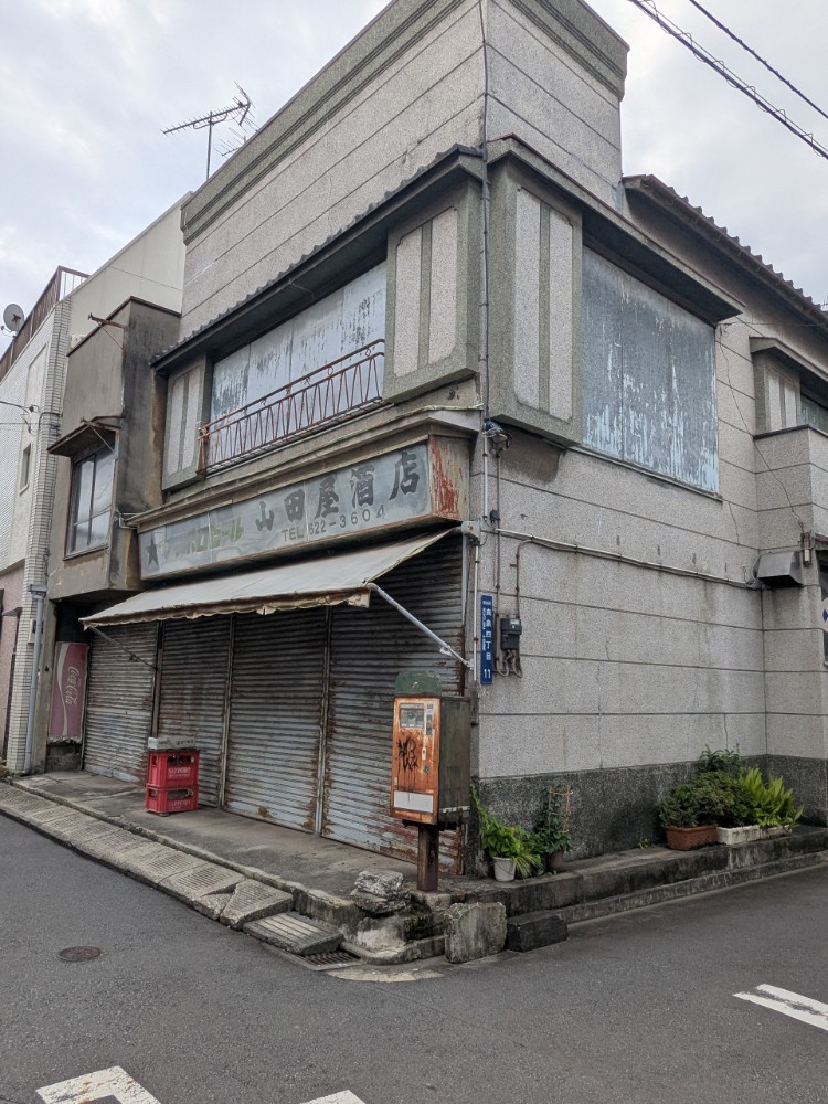 admkino's tweet photo. 壊れたままのアレっぽいおつまみ自販機まだまだ健在。 https://t.co/tnq4KT32S1