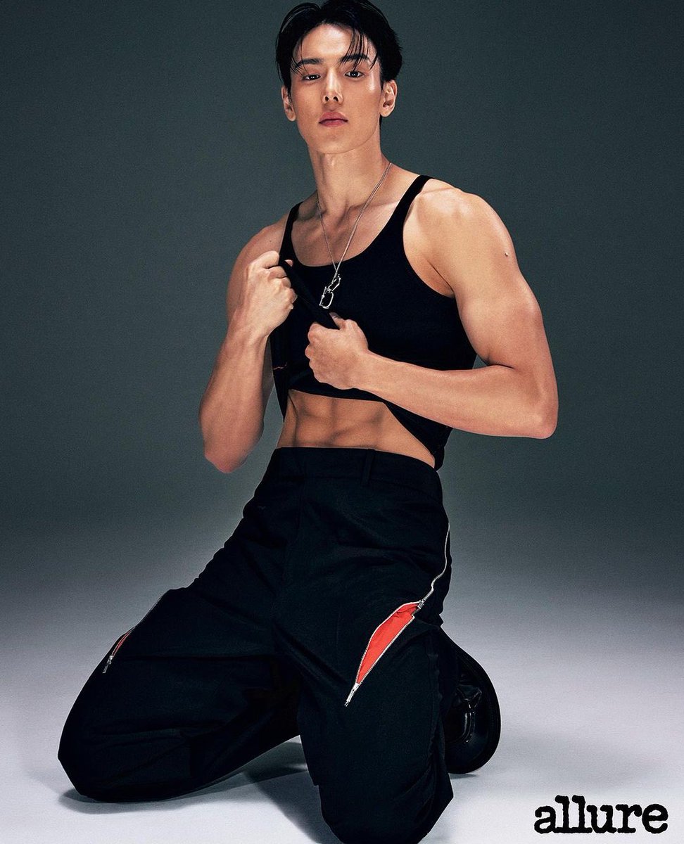starryshw's tweet photo. i need cover boy shownu back yesterday…like do we see the material https://t.co/UXZoMRm1SG