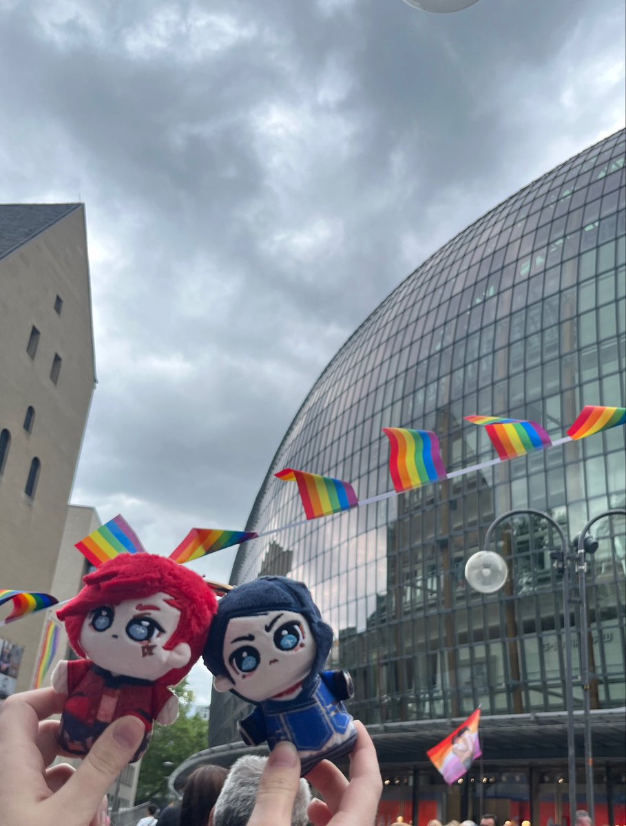 soeedly's tweet photo. #caitvi at pride?!? #csd #cologne https://t.co/eUVPBkNeif