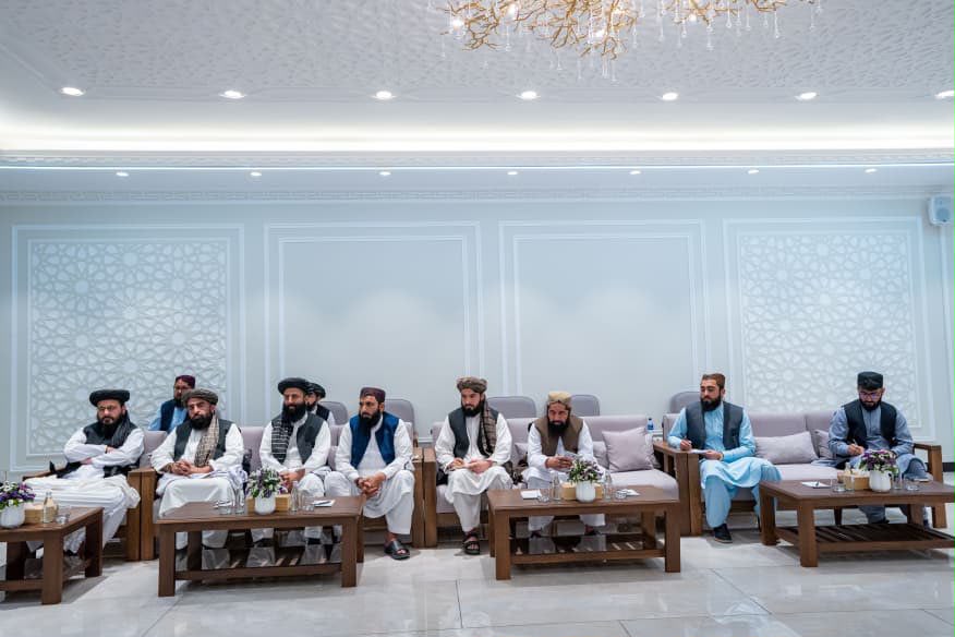 ahmad3khalid's tweet photo. *د کورنیو چارو وزیر قدرمن خلیفه سراج‌الدین حقاني د روغتیا نړیوال سازمان (WHO) د سیمه‌ییز دفتر له مشرې ډاکټر حنان بلخي او مل پلاوي سره ولدل . https://t.co/E73F1SWyaq
