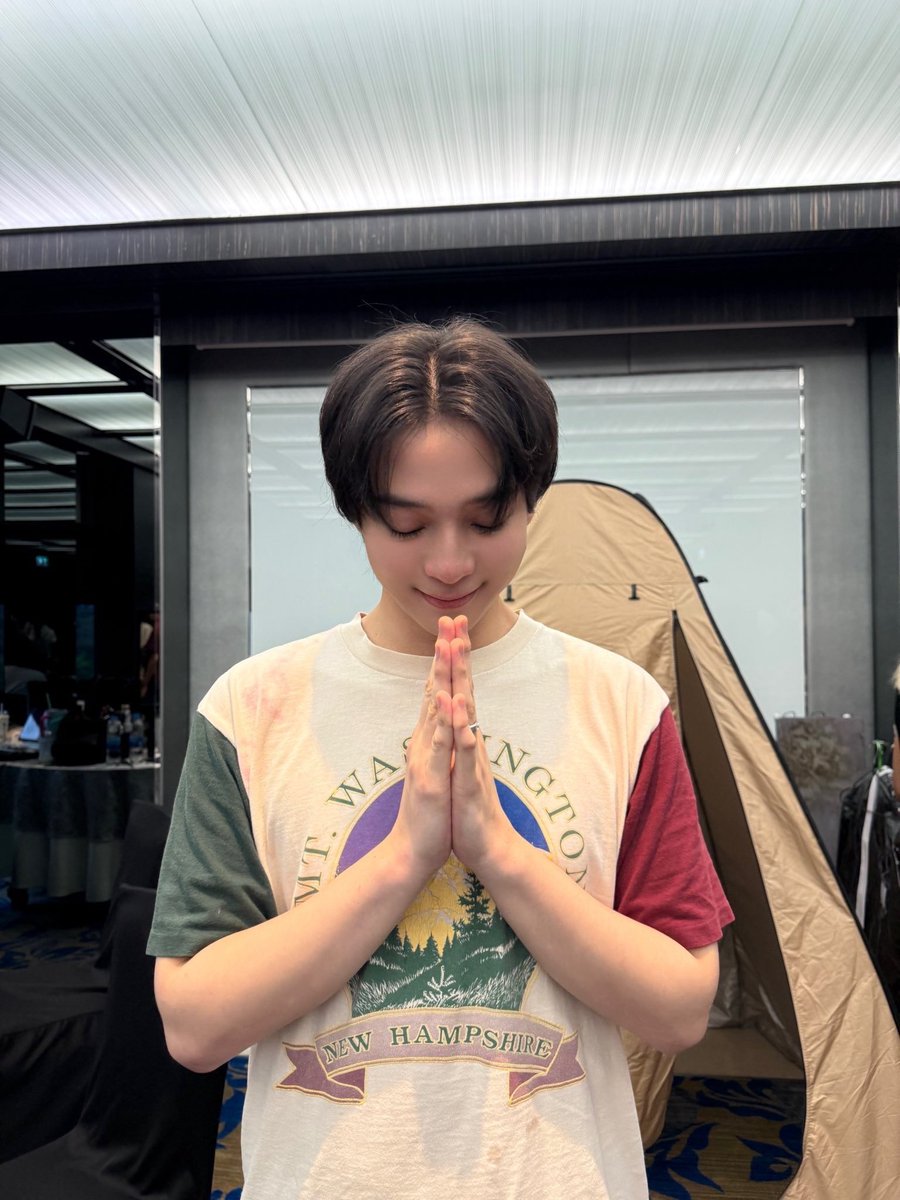 Ban_Bbasroom's tweet photo. LAST MEMORY WITH FOUREVER YOU
#FoureverYouFarewellParty
#โจฮันนอร์ธ
#แม็กกี้บาส
#บาสเด็กอ้วนที่แท้จริง

ถึง...นอร์ธ 🩷

แมะไม่รู้ว่าควรเริ่มต้นบอกลาจากตรงไหนดี...

ตลอดเวลาที่ผ่านมา ขอบคุณที่พาพวกเราเดินทางผ่านเรื่องราวมากมาย ทั้งรอยยิ้ม เสียงหัวเราะ ความสุข ความผิดหวัง และการเติบโตในทุกช่วงของชีวิต

จากตัวละครที่ครั้งหนึ่งเราเพิ่งได้รู้จัก วันนี้นอร์ธได้กลายเป็นความทรงจำอันแสนมีค่าของใครหลายคน

ขอบคุณที่ทำให้ทุกฉาก ทุกบทสนทนา และทุกความรู้สึก มีความหมาย จนพวกเราไม่อยากให้เรื่องราวนี้เดินทางมาถึงบทสุดท้าย

แม้วันนี้จะเป็นวันที่ต้องส่งนอร์ธกลับไปยังหน้ากระดาษที่เป็นจุดเริ่มต้นของเรื่องราว แต่เราเชื่อว่า "นอร์ธ" จะยังคงมีชีวิตอยู่ในหัวใจของแฟน ๆ ตลอดไปนะครับ

และเหนือสิ่งอื่นใด...

ขอบคุณน้องบาส ที่ถ่ายทอด "นอร์ธ" ออกมาได้อย่างงดงาม ด้วยความตั้งใจ ความจริงใจ และความทุ่มเทในทุกฉาก จนทำให้พวกเรารักตัวละครตัวนี้ได้อย่างหมดหัวใจ

เพราะน้องบาส...พวกเราจึงได้รู้จัก "นอร์ธ"

และเพราะ "นอร์ธ"...พวกเราจึงยิ่งรักและภูมิใจในตัวน้องบาสมากขึ้น

ขอบคุณสำหรับทุกความพยายาม ทุกหยาดเหงื่อ ทุกเสียงหัวเราะ และทุกความสุขที่มอบให้พวกเราเสมอนะครับ

วันนี้...เราอาจกำลังกล่าวลา "นอร์ธ"

แต่สำหรับ "น้องบาส" นี่เป็นเพียงจุดเริ่มต้นของการเดินทางบทใหม่

พวกเราจะยังคงอยู่ตรงนี้ คอยส่งกำลังใจ สนับสนุน และเดินเคียงข้างน้องบาสในทุกก้าวของเส้นทางต่อจากนี้

ขอบคุณนะ...นอร์ธ 🩷

และขอบคุณนะ...น้องบาส ที่ทำให้พวกเราได้พบกับนอร์ธ

แล้วพบกันใหม่...ในทุกครั้งที่เราย้อนกลับไปเปิดหน้ากระดาษของ Fourever Project 🩷