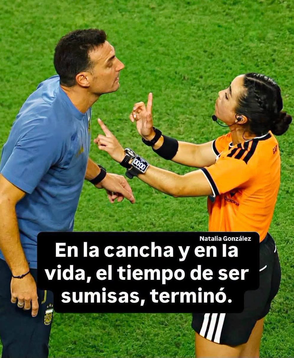 MujeresPV's tweet photo. De: @Natalia González. 

Katia Itzel García destacó durante el partido Argentina vs Cabo Verde en el Mundial 2026 al imponerse у no dejarse intimidar por Lionel Scaloni, director de la albiceleste, quieren en repetidas ocasiones la confrontó por sus decisiones arbitrales. https://t.co/97LMTiwtEy