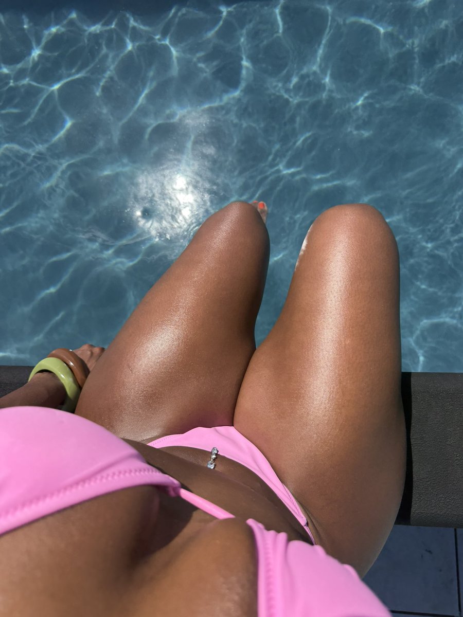 dayzahmw's tweet photo. poolside https://t.co/HLYCpV1yIX