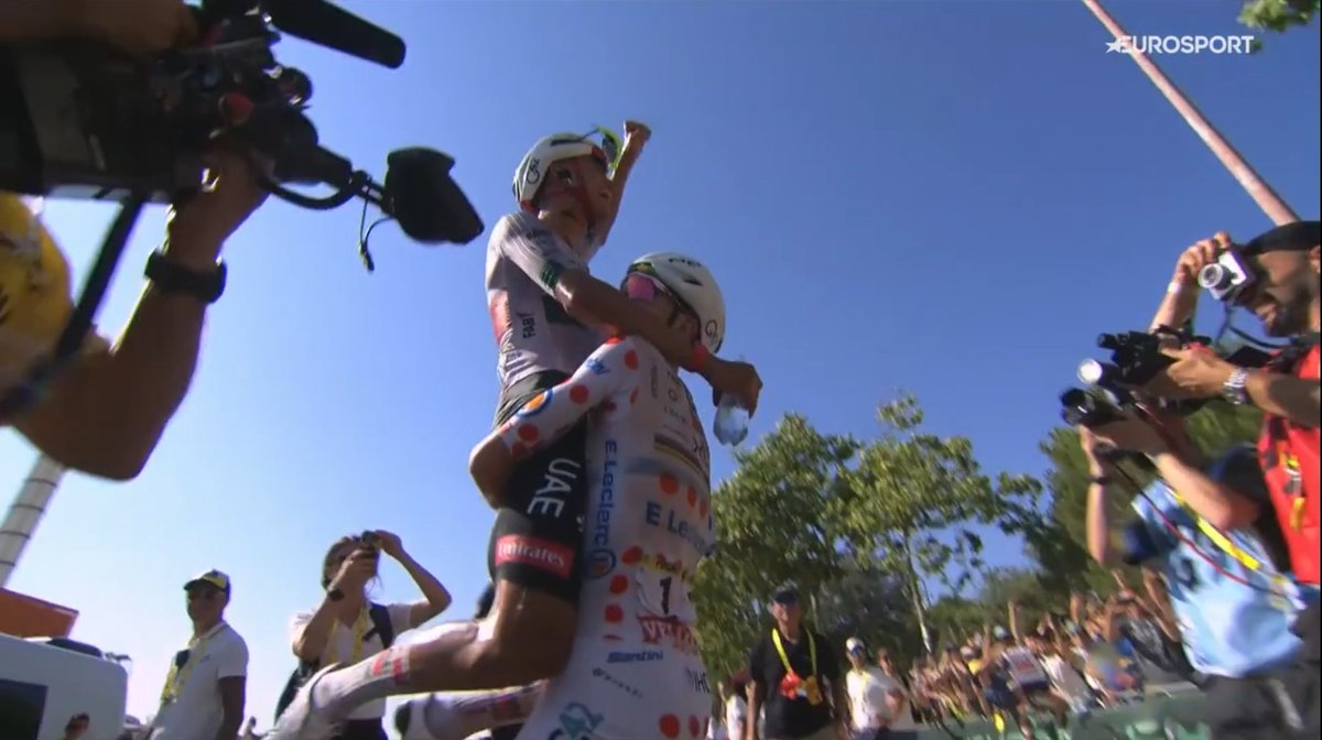 laflammerouge16's tweet photo. #TDF2026 - Scenes https://t.co/PWJEizkAYJ