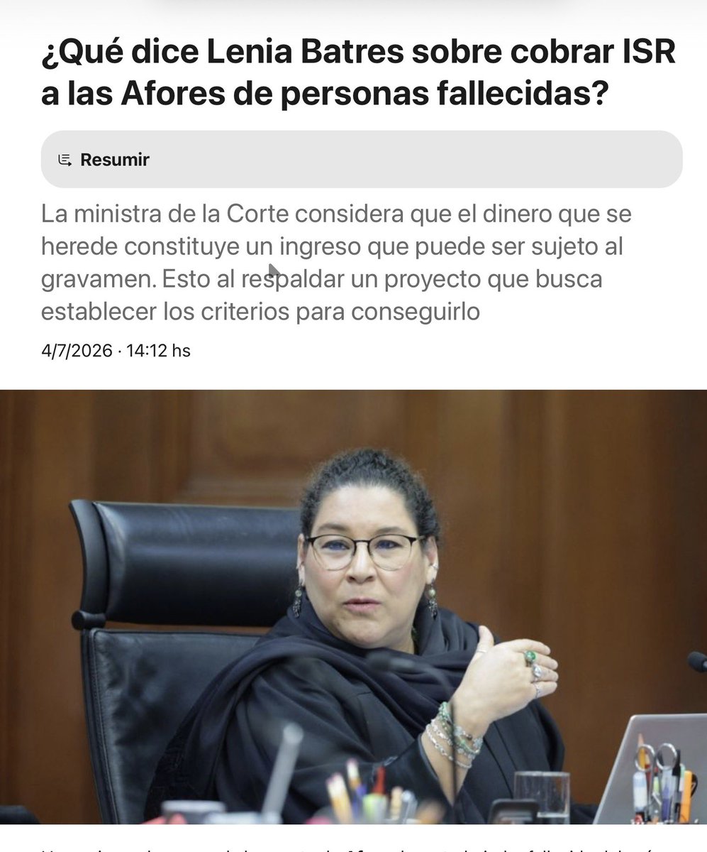 JoseMarioMX's tweet photo. Lenia Batres dijo que el dinero que deja un trabajador en su Afore debe pagar ISR cuando lo cobran sus familiares, porque quien lo recibe “no lo ganó con su esfuerzo”. Suena a justicia social, pero es exactamente lo contrario. La ley es clara: las herencias no pagan ISR, y los ahorros de la Afore son, en los hechos, la herencia del trabajador. Lo que la ministra propuso no era gravar a los ricos: era cobrarle impuestos a la viuda que va a recoger lo poco que su marido logró ahorrar en toda su vida.

Y ahí está el fondo del asunto. En México el heredero de una fortuna de 500 millones no paga un peso, porque las verdaderas herencias millonarias están blindadas con fideicomisos y sociedades. Pero según Batres, la esposa de un albañil sí debe pagarle al SAT por los 280 mil pesos de la Afore de su esposo muerto. Eso no redistribuye nada. Es cobrarle al de siempre, al que no tiene cómo esconderse, y llamarle progresismo.

Si de verdad quiere gravar herencias, que lo diga en el Congreso, no desde la Corte. Cambiar la ley es tarea de diputados, no de ministros. Confundir eso no es tener sensibilidad social, ministra: es no entender para qué sirve el lugar donde está sentada.

https://t.co/p76J1LHAmw
