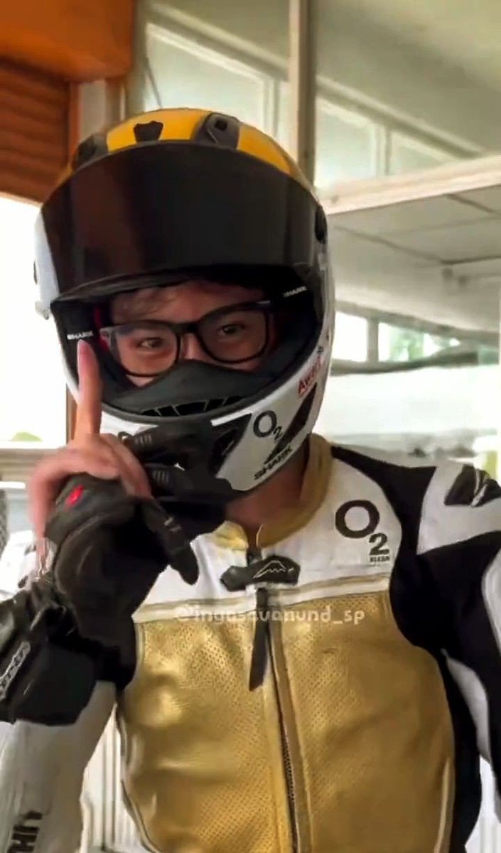 gfniohm's tweet photo. am i just sleepy or i can literaly see Ohm in this photo of Ing?? like Ohm wearing glasses !?

#ingasavanund #ohmpawat https://t.co/ORHhgt2PUC