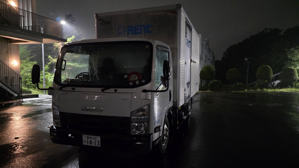 ait_krt's tweet photo. 無事に大学まで到着して片付けまで行いました！
大学に着くと雨が降っていた為トラックからマシンを下ろしたあと車体を拭きました！！
今回の走行ではEV転向後初めてエコパエンデュランスコースでの周回を重ねることが出来たため、これから車両の確認や修正を行います！
#fsae #学生フォーミュラ https://t.co/PQbc3xoN8B