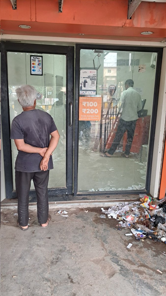 mikelima49's tweet photo. @bankofbaroda 
આ છે. ભાવનગર ચિત્રા માર્કેટ યાર્ડ (બેંક ઓફ બરોડા એ.ટી.એમ)

આજે સવારે મારે પૈસા ની જરૂર પડતા એ .ટી. એમ ગયો. હાલત તમે જોય જ રહયા છો  આ હાલત  આજ ની નથી ઘણા સમય થી છે  પણ આજે તો હદ થય ગઈ. અહીં 2 🏧છે આમ તો બંને ચાલુ જ હોય છે પણ બેંક પાસે પૂરતા નાણાં ન હોવા થી 1 🏧બંધ https://t.co/6mSWTEYygv