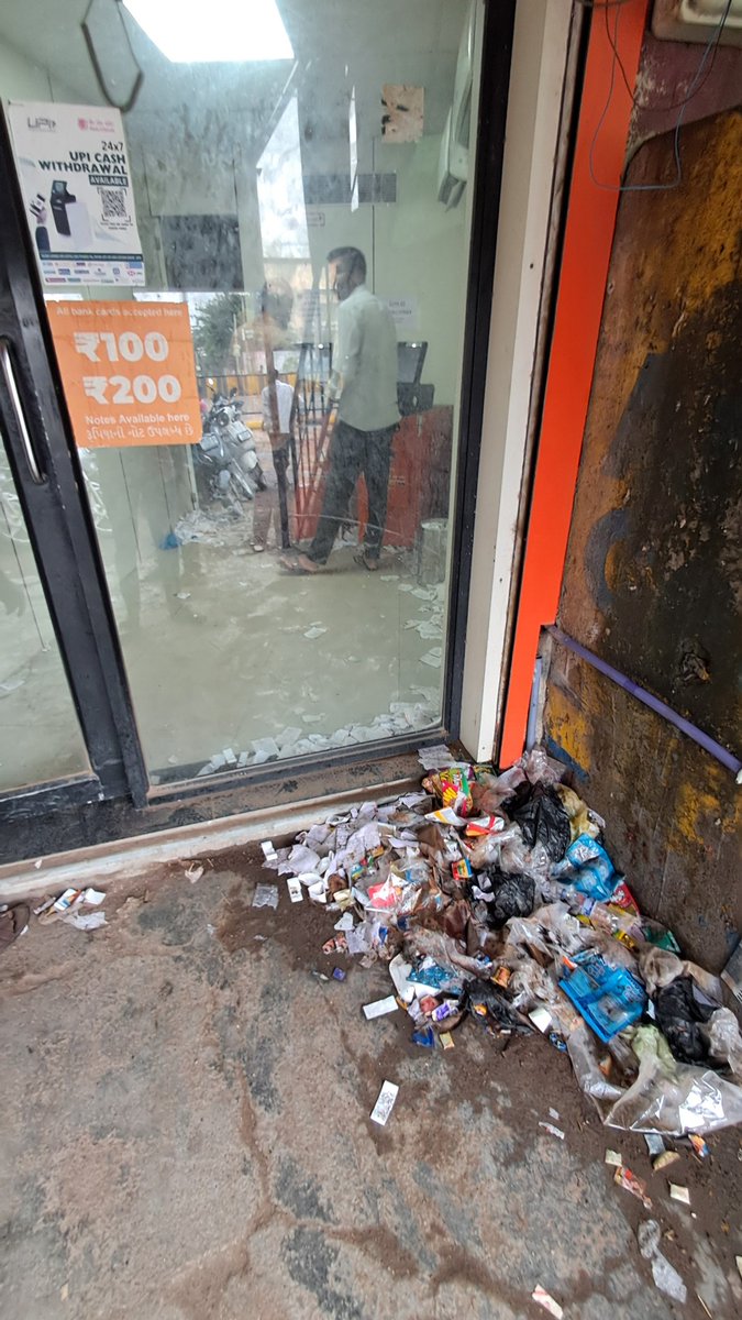 mikelima49's tweet photo. @bankofbaroda 
આ છે. ભાવનગર ચિત્રા માર્કેટ યાર્ડ (બેંક ઓફ બરોડા એ.ટી.એમ)

આજે સવારે મારે પૈસા ની જરૂર પડતા એ .ટી. એમ ગયો. હાલત તમે જોય જ રહયા છો  આ હાલત  આજ ની નથી ઘણા સમય થી છે  પણ આજે તો હદ થય ગઈ. અહીં 2 🏧છે આમ તો બંને ચાલુ જ હોય છે પણ બેંક પાસે પૂરતા નાણાં ન હોવા થી 1 🏧બંધ https://t.co/6mSWTEYygv