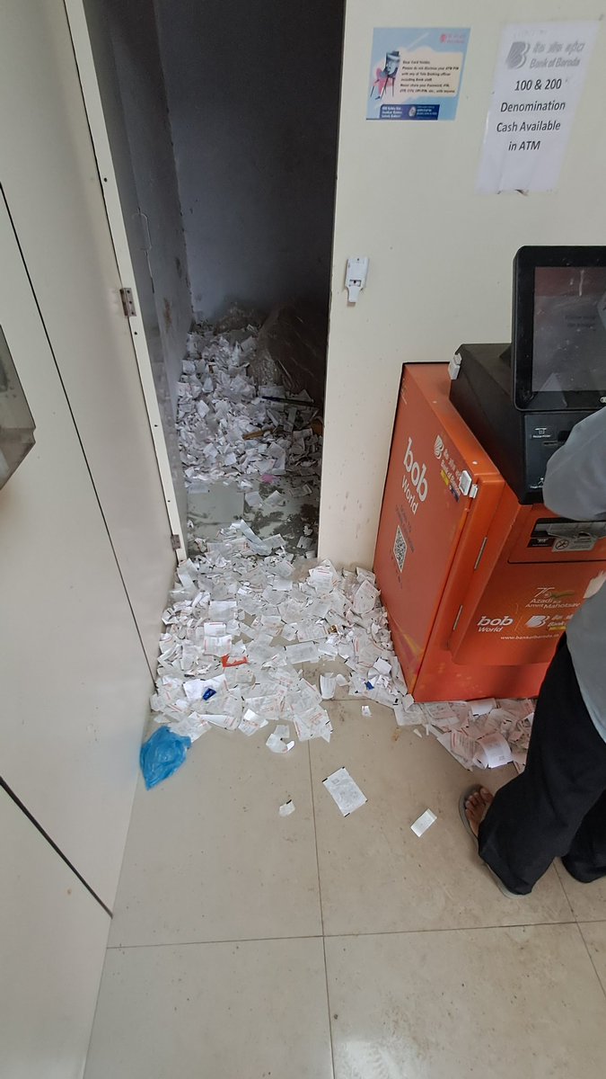 mikelima49's tweet photo. @bankofbaroda 
આ છે. ભાવનગર ચિત્રા માર્કેટ યાર્ડ (બેંક ઓફ બરોડા એ.ટી.એમ)

આજે સવારે મારે પૈસા ની જરૂર પડતા એ .ટી. એમ ગયો. હાલત તમે જોય જ રહયા છો  આ હાલત  આજ ની નથી ઘણા સમય થી છે  પણ આજે તો હદ થય ગઈ. અહીં 2 🏧છે આમ તો બંને ચાલુ જ હોય છે પણ બેંક પાસે પૂરતા નાણાં ન હોવા થી 1 🏧બંધ https://t.co/6mSWTEYygv