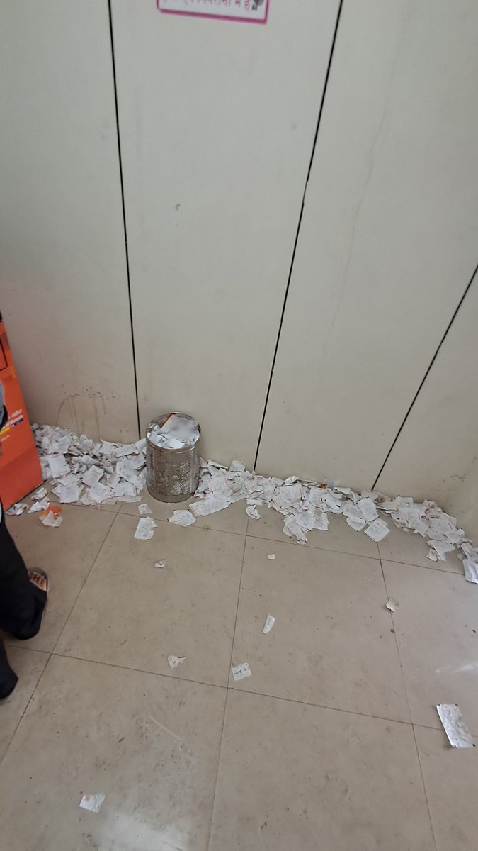 mikelima49's tweet photo. @bankofbaroda 
આ છે. ભાવનગર ચિત્રા માર્કેટ યાર્ડ (બેંક ઓફ બરોડા એ.ટી.એમ)

આજે સવારે મારે પૈસા ની જરૂર પડતા એ .ટી. એમ ગયો. હાલત તમે જોય જ રહયા છો  આ હાલત  આજ ની નથી ઘણા સમય થી છે  પણ આજે તો હદ થય ગઈ. અહીં 2 🏧છે આમ તો બંને ચાલુ જ હોય છે પણ બેંક પાસે પૂરતા નાણાં ન હોવા થી 1 🏧બંધ https://t.co/6mSWTEYygv