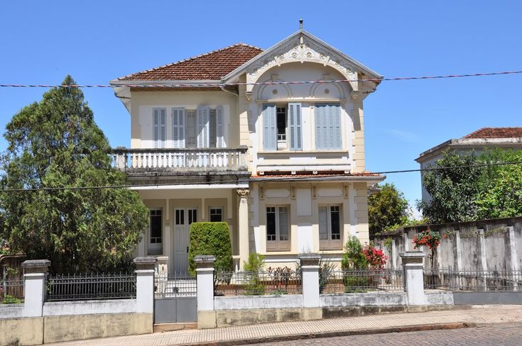 owfernandow's tweet photo. @AvelinoReAu O minimalismo e a arquitetura moderna chega a ser um crime. Saimos disso, para casas quadradas cinzas sem vida nenhuma. Triste demais. https://t.co/WhSkScfjhy