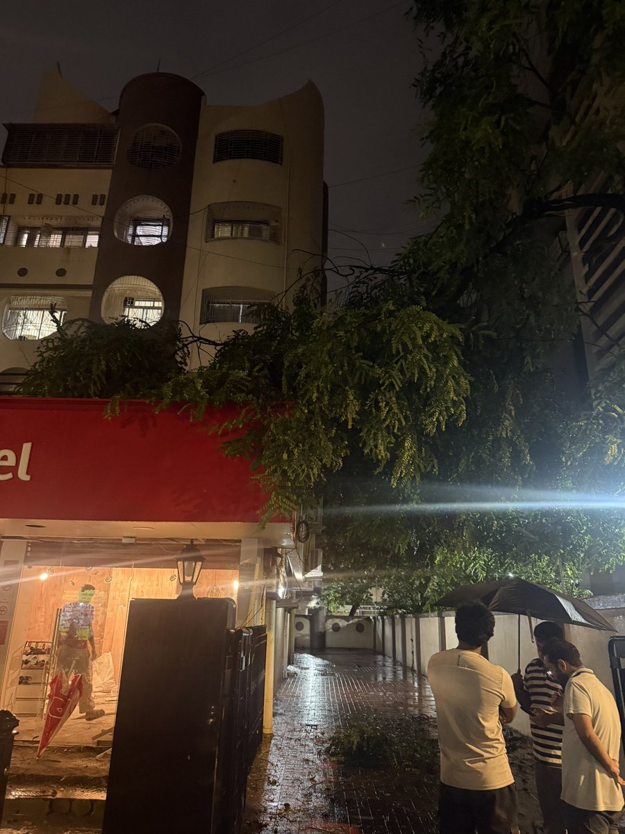 Pradeep13045596's tweet photo. मी यापूर्वी अनेकदा सांगितले आहे — आणि त्याबद्दल ट्विटही केले आहे — की झाडांची वरच्या बाजूने छाटणी करणे आवश्यक आहे; आज पुन्हा एक झाड एअरटेलच्या स्टोअरवर पडले
Nehru Road airtel store Vile Parle East
@mybmcWardKE https://t.co/jCwKQq5pLr