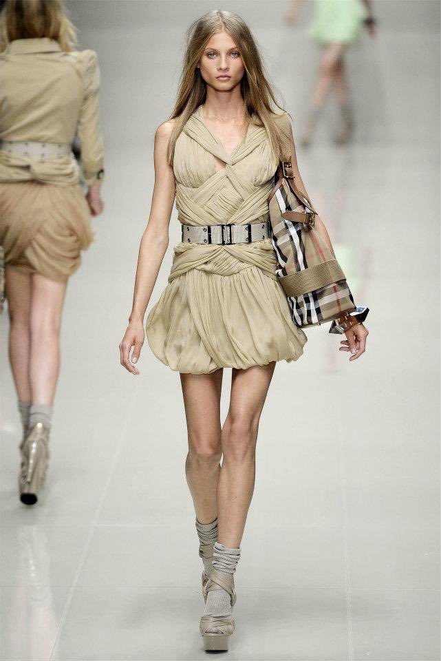 kiio877's tweet photo. Burberry 2010 ss
이 시즌 좋은 이유로 논문 쓸 수 있음 https://t.co/5rdmNcUc3F