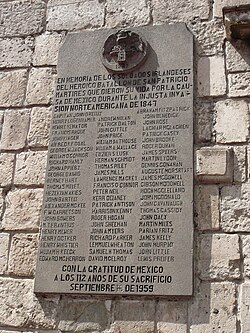 NationhoodRC's tweet photo. Mexico has never forgotten them. Every year on 12 September, a ceremony is held at Plaza San Jacinto in Mexico City, before a plaque bearing the names of 71 men of the battalion.

As each soldier's name is called out, the crowd answers: "Murió por México", he died for Mexico.

Tonight at the Azteca, that old bond holds. ¡Viva México! Erin go Bragh 🇮🇪🇲🇽