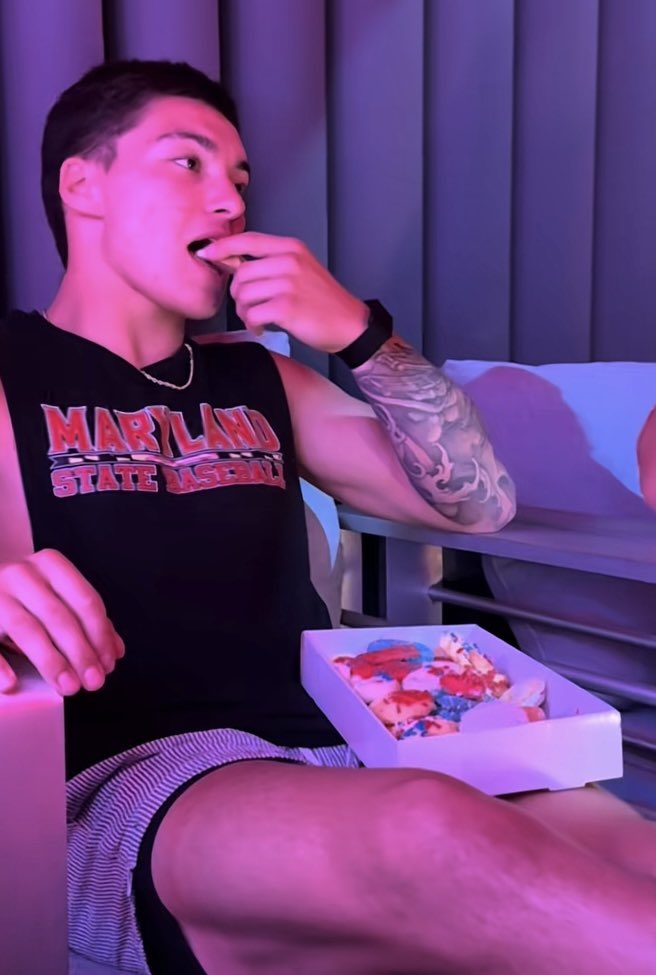 DoxandCocks's tweet photo. I fucking love his thighs😵‍💫 https://t.co/yJ1Dpp8AMb