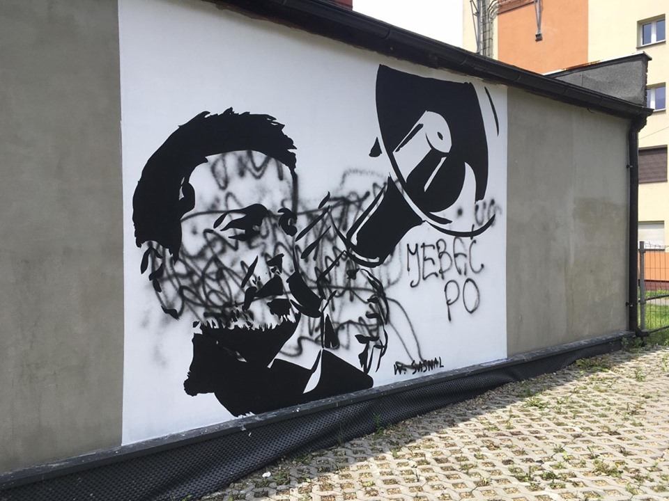 ZbigniewHoldys's tweet photo. Im bardziej jadą po Rafale @trzaskowski_'m , tym bardziej chce mi się stanąć w jego obronie. Ich po prostu wkurwia taki rywal - wykształcony, oczytany, osłuchany, wielojęzyczny. Z doświadczeniem w UE, świetnie zarządzający Warszawą, który o grubość kartki papieru przegrał z kiciarzem Nawrockim. Pamietam piękną grafikę, zarazem szablon z kampanii, przygotowaną przez wspaniałego polskiego plastyka Wilhelma Sasnala. Już wtedy zamazywali billboardy z tym rysunkiem. Teraz robią to samo kłamstwem i oszczerstwami.