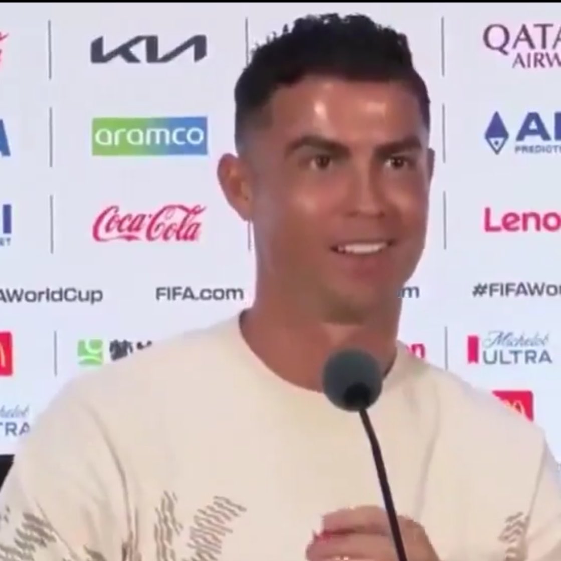 madrid_total2's tweet photo. Cristiano Ronaldo:

"De todas las ediciones del mundial en las que he participado, esta es la más memorable para mí, debido a la inmensa pasión de los fans y su apoyo increíble.

No sé la razón específica, pero emocionalmente, es la mejor para mí, lo estoy disfrutando". https://t.co/DYVYQ4GzCn
