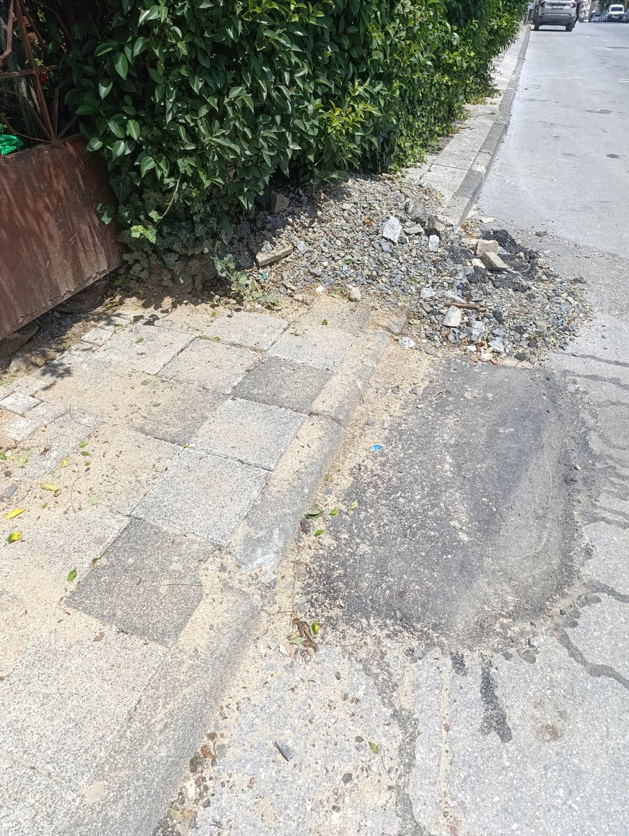 ElifAver's tweet photo. Kaldırım düzenlemesi tamamdır bir de yanında ki yığını hallederseniz mutlu olurum. https://t.co/6cRKHqQn4U