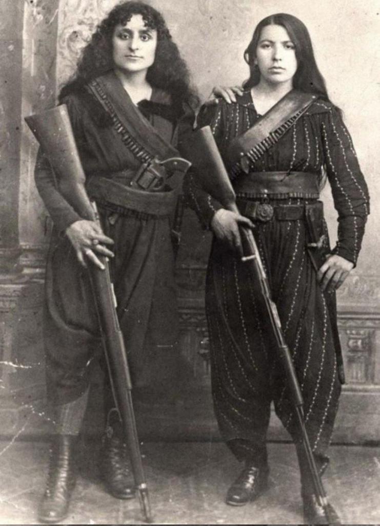 saktas2029's tweet photo. Atalarının; Hınçak-Taşnak Ermeni çeteler (terorist) ve bugün ki devamı Bölücü Pkk, kıyafetleri...
#Pakraduni https://t.co/y992UEM0aV