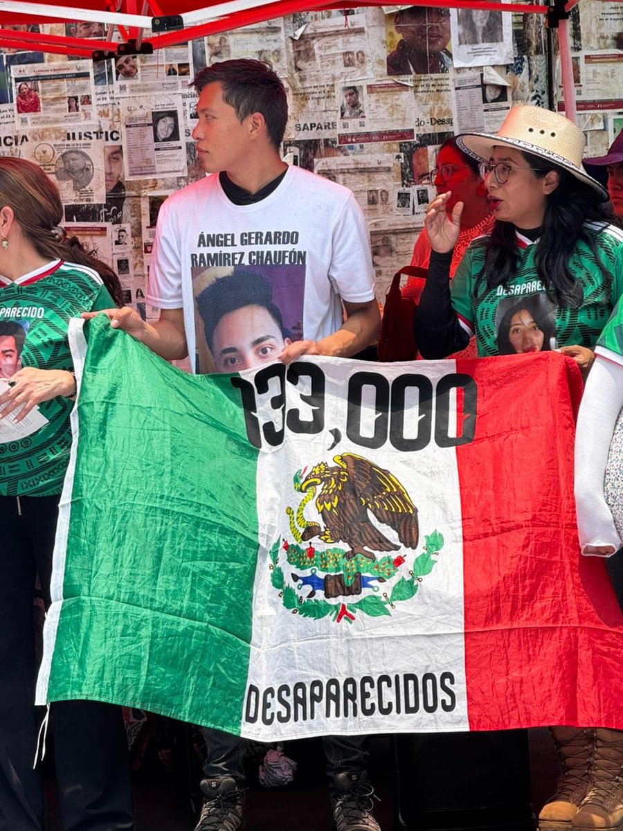RetaAlMundial's tweet photo. #AlMomento | #CDMX Desde la @GlorietaMX Madres y familias buscadoras convocan a movilización el 12 de julio a las 12pm. Realizarán marcha con velas de la misma glorieta al Ángel de la Independencia en busca de justicia y memoria.

#CoberturaReta 
🎥📷 Earvin Cueto https://t.co/si8Trlgqzx