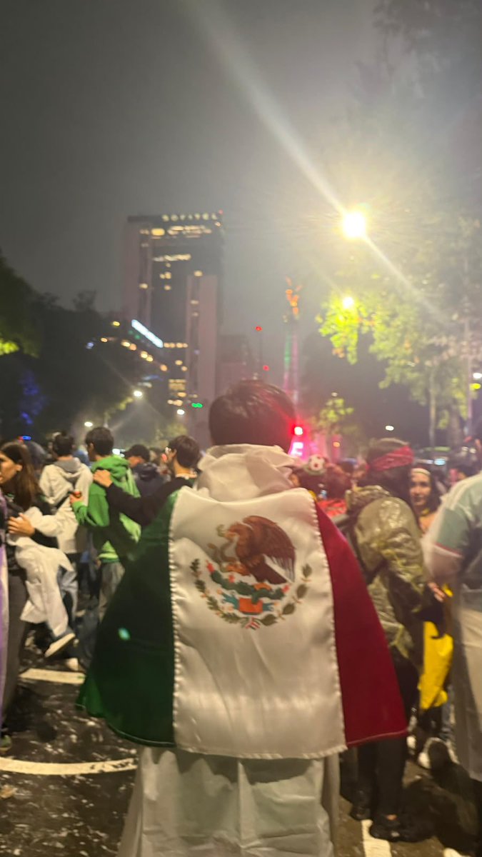 CoxcaRocio's tweet photo. El fútbol tiene el poder de unirnos !! Joven disfruta el mundial en México! 🇲🇽 Tal vez no se vuelva a repetir! https://t.co/AiVYcprBRo