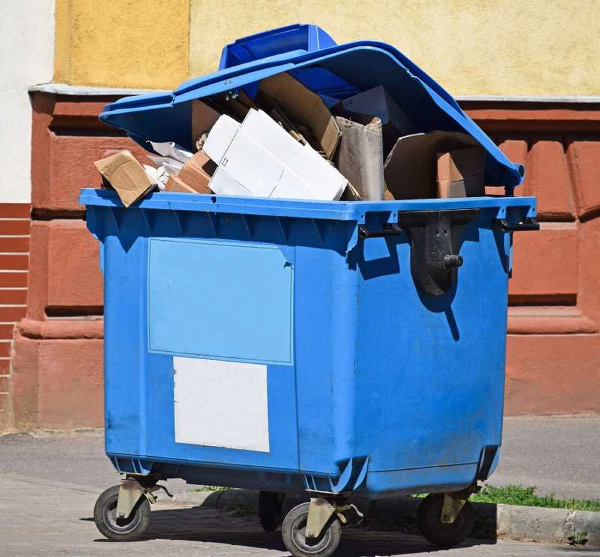 IngenieroSeed's tweet photo. Ayer bajé la basura y me encontré encima del contenedor azul un cartón de HSN con la etiqueta de envío intacta. Sí, con nombre, apellidos y teléfono móvil. También calle, número, piso y puerta. A la vista de todo el que pase. Como si fuera un escaparate.

¿Mala práctica? De las peores.

El vecino se irá tan tranquilo, convencido de que ha reciclado como Dios manda. Sin darse cuenta de que no le hace falta que nadie le hackee: se lo está regalando él solo. Su regalo de navidad anticipado. Ni siquiera dentro del contenedor: encima, bien doblado y colocadito, a la altura de los ojos.

Y ya me sé las excusas. Absolutamente todas...

Primera: "A mí quién me va a querer robar, si yo no soy nadie". 

Nadie os elige por importantes, os elige un contenedor con vuestros datos a la vista del primero que rebusque. El que roba así no busca a Amancio Ortega, busca volumen: cien víctimas normales que no verifican nada.

Segunda: "Yo la tacho con un boli y ya está". 

Insuficiente. A contraluz se lee. Con una foto y dos ajustes de contraste, se lee. El boli tapa el dato para vuestra conciencia, no para el que lo quiere.

Tercera: "Eso son películas". 

Preguntádselo a los miles que llegan a mi bandeja de DMs tras una de estas llamadas. Gente normal que un martes cualquiera cogió el teléfono con un poco de prisa. No es ninguna ficción.

La cadena la he explicado mil veces, pero se ve que hace falta una más.

Sólo con el nombre y el teléfono ya os pueden llamar suplantando a la propia tienda: "buenas tardes, le llamamos de HSN, hay una incidencia con su pedido", y os sacan un código, una tarjeta o el acceso a la cuenta. Eso es vishing dirigido, y funciona precisamente porque el dato es real, el pedido es real y nadie se lo espera. 

Vishing proviene de "voice" y "phishing".

¿Creéis que no caeríais vosotros? Muchos scammers se hacen incluso tablas con vuestra información, hay gente muy enferma ahí afuera. Creedme.

Y si vosotros no picáis, puede hacerlo algún familiar vuestro: vuestra madre, vuestro abuelo, vuestra pareja o vuestro hermano. A quien llama sabiendo el nombre y el pedido no se le discute, casi nunca diría yo.

Seguimos. 

La variante por SMS: un enlace para "verificar la entrega" o pagar unos "gastos de gestión" de 1,99 en una web clavada a la real. Smishing. Los 1,99 dan igual: lo que se llevan es la tarjeta completa y vuestras credenciales.

Cruzan ese teléfono con las filtraciones anteriores en las que ya aparecéis, que aparecéis, os lo garantizo, y completan el perfil sin despeinarse: correo, DNI, contraseñas recicladas...

Y de ahí, el SIM swapping: llaman a vuestra operadora haciéndose pasar por vosotros, piden un duplicado de la SIM y desde ese momento los SMS de verificación del banco, del correo y del exchange llegan a su móvil, no al vuestro. Con vuestra línea en su poder, todo lo demás cae detrás. (Aunque hoy en día haya que presentar ciertos documentos, este paso os aseguro que lo consiguen hacer).

Con la calle, además, la cosa cambia de categoría: saben dónde vivís, saben que recibís paquetes y ,lo más grave, saben cuándo NO estáis en casa. Un timbre a media mañana con un "traigo un paquete" es la comprobación más barata del mundo.

Ah, por cierto, esto no va solo de HSN. La caja de Amazon con el pedido de vuestro hijo, la bolsa de la farmacia con vuestra medicación, el sobre del banco con vuestro nombre dentro... Todo eso, cada semana, apilado en un mismo sitio. Estáis entregando un dosier familiar completo, infinitas muestras gratis por doquier.

El contenedor azul de vuestro portal es una base de datos abierta. ¡Y la actualizáis vosotros mismos cada semana!

"¿Entonces qué hago con la etiqueta Ingeniero?"

La etiqueta se arranca entera y se destruye, en trozos pequeños, mojada, o por la destructora si la tenéis. Si no sale, rompéis el cartón justo por esa zona y ese trozo va aparte. Los sobres con datos, lo mismo. Punto. No hay negociación que valga.

Son 30". Ninguna aplicación, ningún aparato, ningún curso. Simple y llana competencia.

Y cuando os llamen "del banco" sabiendo vuestro último pedido, diréis que qué casualidad. No es casualidad... es vuestra basura.

Os roban sin salir de casa y sin incidentes. Qué harto estoy, y no solo de que perdáis dinero, sino de que alimentéis a los malos.

Si os ha gustado el tweet, apoyadlo, que después decís que no subo este tipo de contenido. Si te ha gustado mucho y disfrutas leyendo esto, tengo mis 2 guías v1 (80 págs) y la v2 (300 págs) donde explico todos estos conocimientos de la misma forma: Con ejemplos, casos, situaciones, etc. 

¡Aprenderéis mientras disfrutáis! (Son de pago lógicamente, ya que no hay nada como eso por Internet escrito con tantíííísimo mimo y cuidado)

A vuestra disposición,

IngenieroSeed
