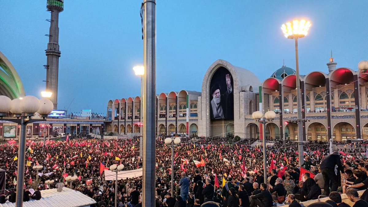 Gandom_Kh's tweet photo. نگاه کن به این سیلِ انسانی ؛ این‌ها همان‌هایی هستند که تو در کلامت ، به آن‌ها امید دادی🥀🕊
 #حی_علی_العزا https://t.co/K3jfeaxu6j