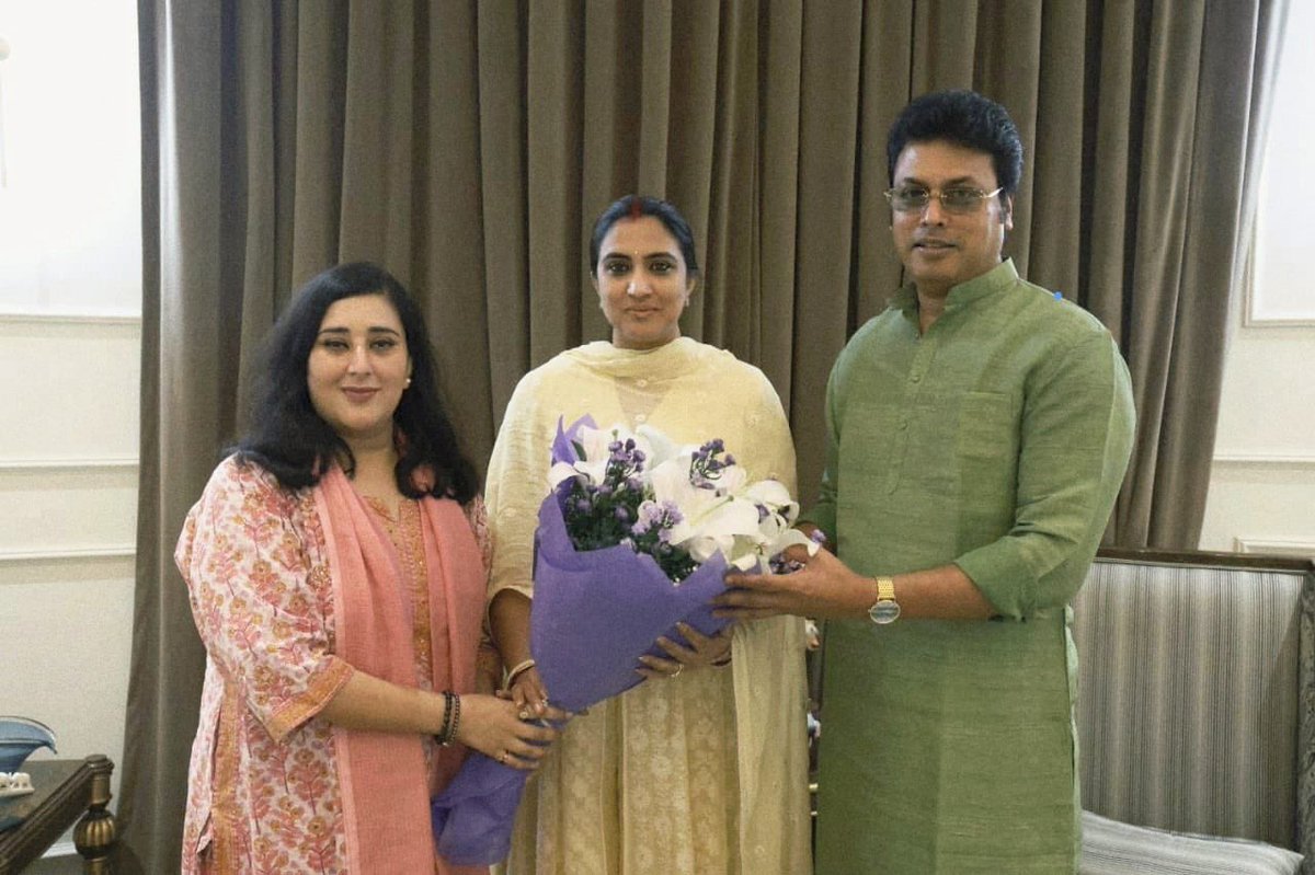BjpBiplab's tweet photo. आज नई दिल्ली स्थित आवास पर नई दिल्ली लोकसभा क्षेत्र की लोकप्रिय एवं युवा ऊर्जावान सांसद बांसुरी स्वराज जी ने शिष्टाचार भेंट की। @BansuriSwaraj https://t.co/lVTcJyFSTZ