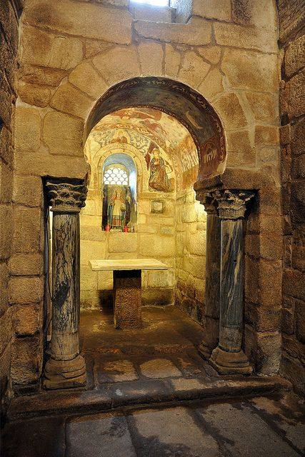AraceliRego's tweet photo. Santa Comba de Bande. La capilla absidal es de pequeño tamaño, con arco de triunfo de herradura y columnas romanas aprovechadas. Son columnas pareadas tienen un tipo de decoración que después se retoma en el arte asturiano https://t.co/9ZFuMOTTuj
