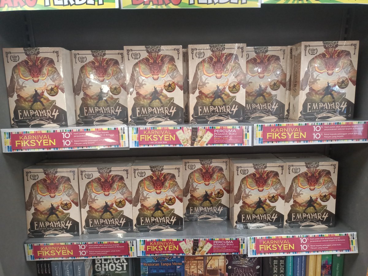 266_Nur's tweet photo. Dah jadi kebiasaan, masuk je kedai buku mesti nk cari dulu 'anak-anak' @itsteme 😂 walau sekadar berjalan lalu kt depan kedai aje, saya ttp masuk utk jenguk sekejap.. Nak bertanya khabar mereka, ok ke tak makan pakai tempat tidurnya 🤣 tapi ini pun tak cukup adik beradiknya. https://t.co/iSf7nN5OUX