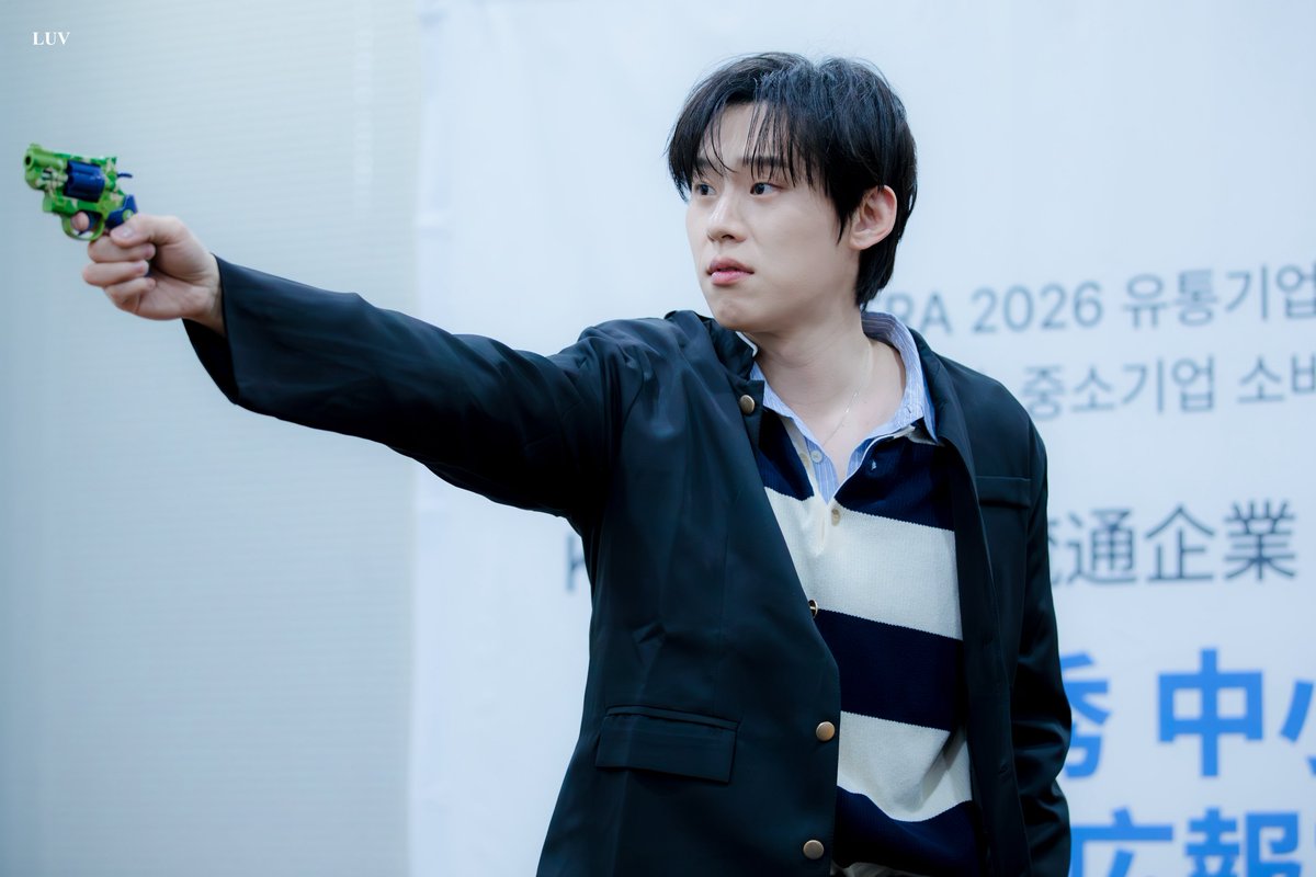 cheolin_luv's tweet photo. 260623 케타포 일본 팬싸인회 #김성철 

총이 유독 많았던 팬싸현장... 🔫 https://t.co/9XoulHg2h1