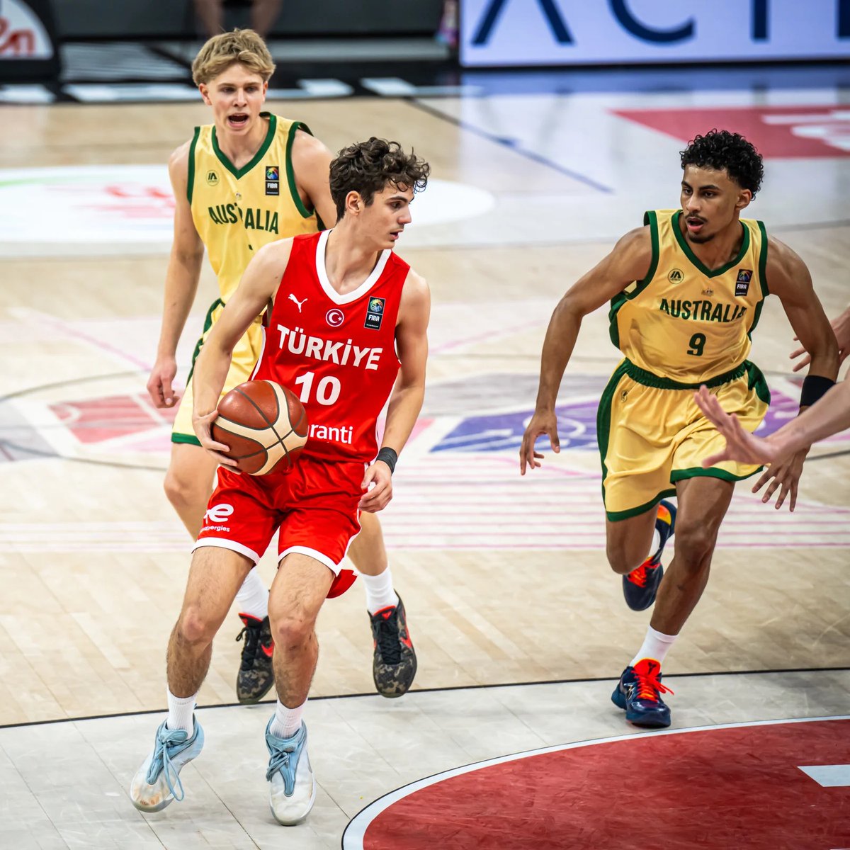 EurohoopsTR's tweet photo. 🇹🇷 U17 Milli Takımımız, Dünya Kupası'nı dördüncü bitirdi.

❌ Milli Takımımız, üçüncülük maçında Avustralya'ya 77-69 mağlup oldu.

🏀 Ömer Kutluay 32 sayı, 8 ribaund
🏀 Darius Karutasu 17 sayı, 7 ribaund