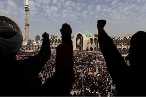 Nrahimi9's tweet photo. نیویورک تایمز: مراسم وداع با آیت‌الله خامنه‌ای نمایش وحدت ایرانیان بود
این رسانه آمریکایی در این خصوص اضافه کرد: مراسم وداع با آیت الله خامنه‌ای، نمایش وحدت مقامات ایران بود. حاضران در این مراسم شعار انتقام، انتقام سر می‌دادند. 
#WeMustRise
#MartyrKhamenei https://t.co/PzX7kfg1vC