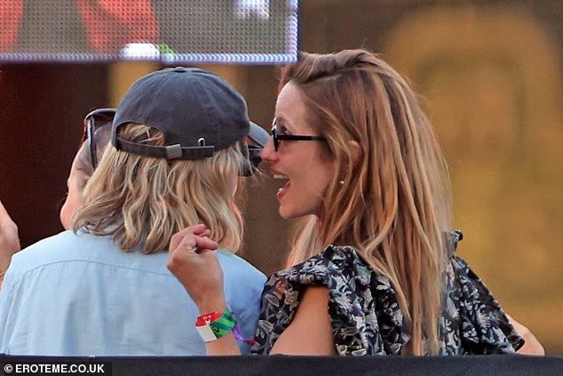 TisdaleJunior's tweet photo. DIANNA AGRON
with Carey Mulligan watching Mumford &amp; Sons in London, England (Posted July 05, 2026) https://t.co/UlSjOZ5l2Q