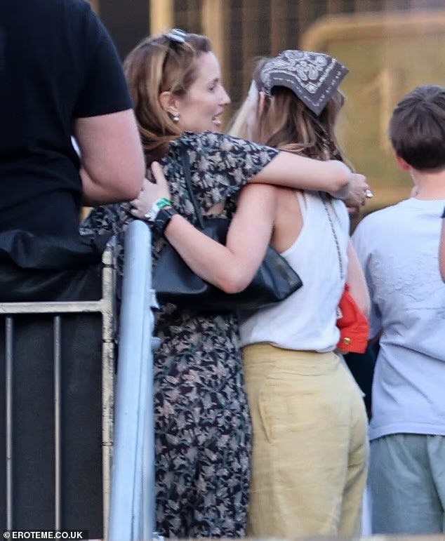 TisdaleJunior's tweet photo. DIANNA AGRON
with Carey Mulligan watching Mumford &amp; Sons in London, England (Posted July 05, 2026) https://t.co/UlSjOZ5l2Q