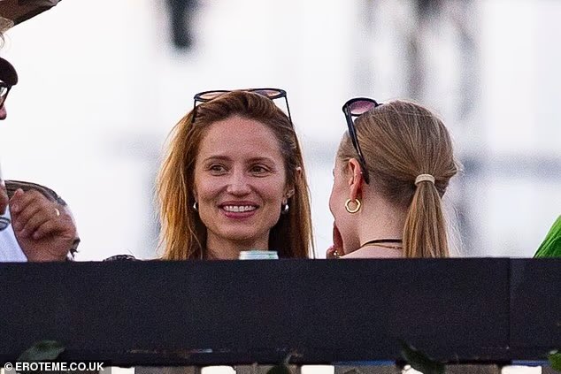 TisdaleJunior's tweet photo. DIANNA AGRON
with Carey Mulligan watching Mumford &amp; Sons in London, England (Posted July 05, 2026) https://t.co/UlSjOZ5l2Q