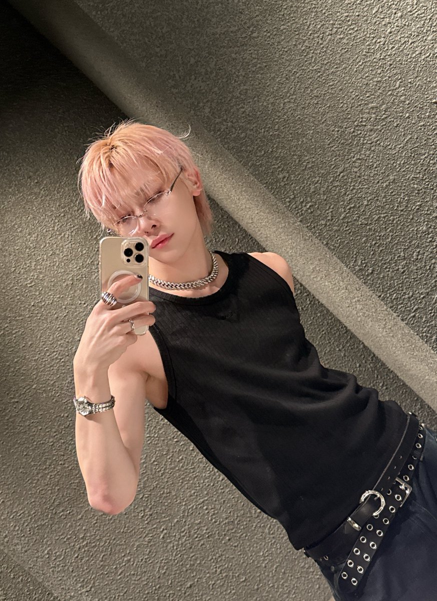 minisodeweno's tweet photo. weno tank top mirror selfies (wv dms ver.) https://t.co/R3Lk9I5mhW