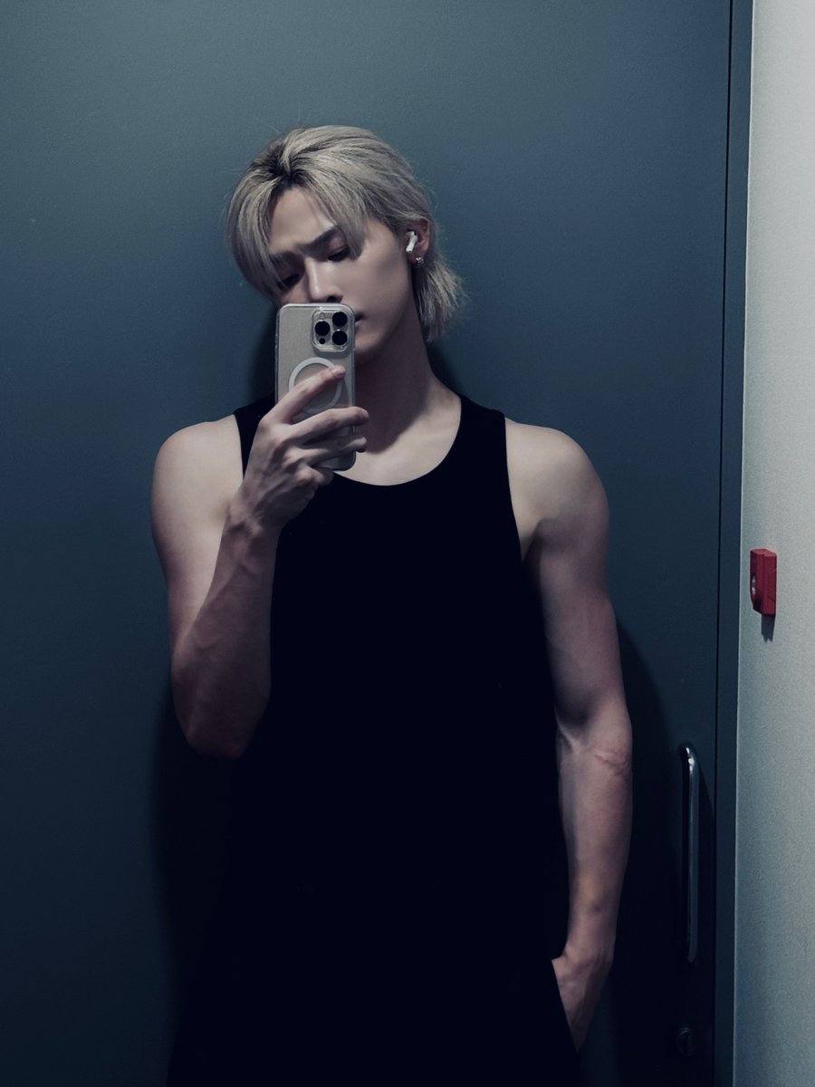 minisodeweno's tweet photo. weno tank top mirror selfies (wv dms ver.) https://t.co/R3Lk9I5mhW