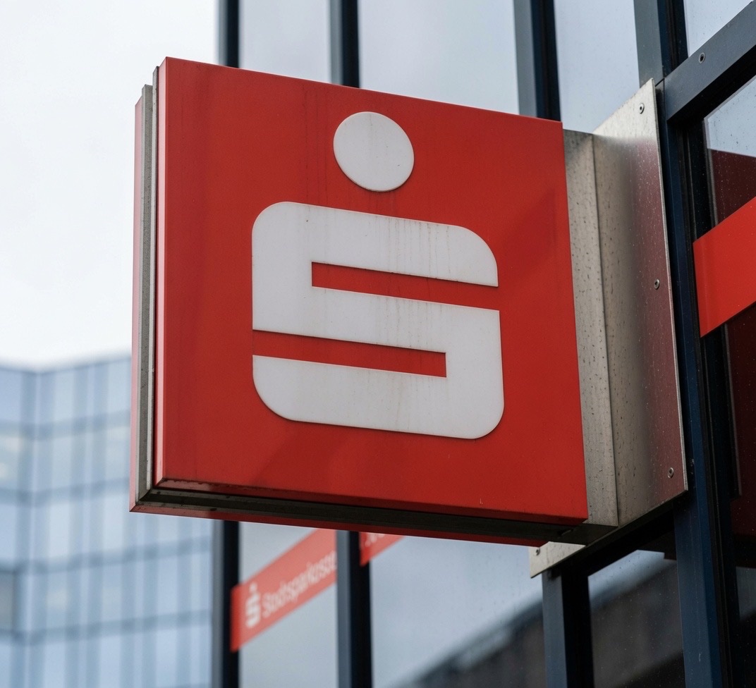 cryptorover's tweet photo. GERMANY’S LARGEST BANKING NETWORK ADOPTS CRYPTO.

🇩🇪 Germany’s Sparkassen network is rolling out crypto trading to millions of retail customers, per Bloomberg.

Customers will be able to trade Bitcoin, Ethereum, Litecoin, and Cardano through their banking apps. https://t.co/1Sqzjd91Mi