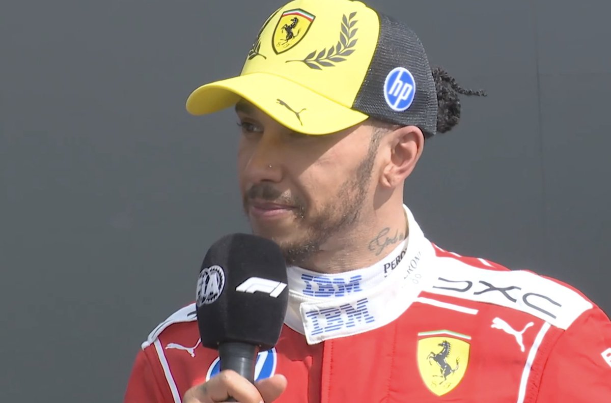 LH44NEWS's tweet photo. 🗣️ | Lewis Hamilton parabeniza Charles Leclerc, destaca a importância para a equipe e diz que tentou seu máximo: 

“Antes de tudo, parabéns ao Charles. Este é um grande resultado para a nossa equipe.

Hoje eu simplesmente não tinha ritmo. Queimei a largada, já recebi uma punição, e o Charles levou vantagem sobre mim hoje. Sou grato por estar aqui no pódio.

A equipe está fazendo um trabalho fenomenal. Olhem esses resultados, duas vitórias neste ano. Isso é fantástico.”
