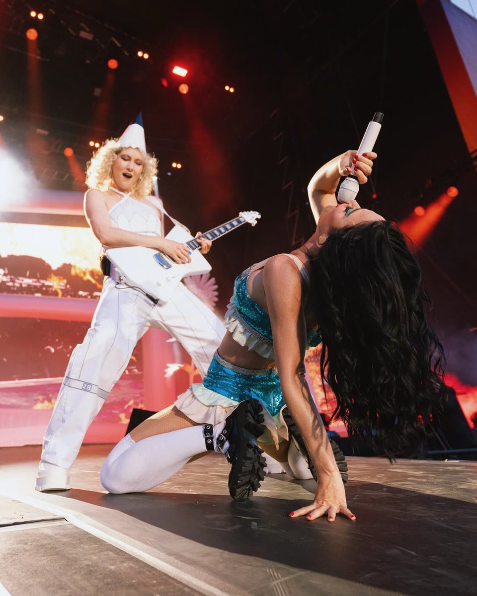 KatyActivity's tweet photo. ¡Hola, España! 🇪🇸
Katy Perry brings Out Of Office tour to Festival Río Babel tonight! 
She hits the stage at 10:35 PM CEST at Auditorio Miguel Ríos. https://t.co/cRmRngnuNt