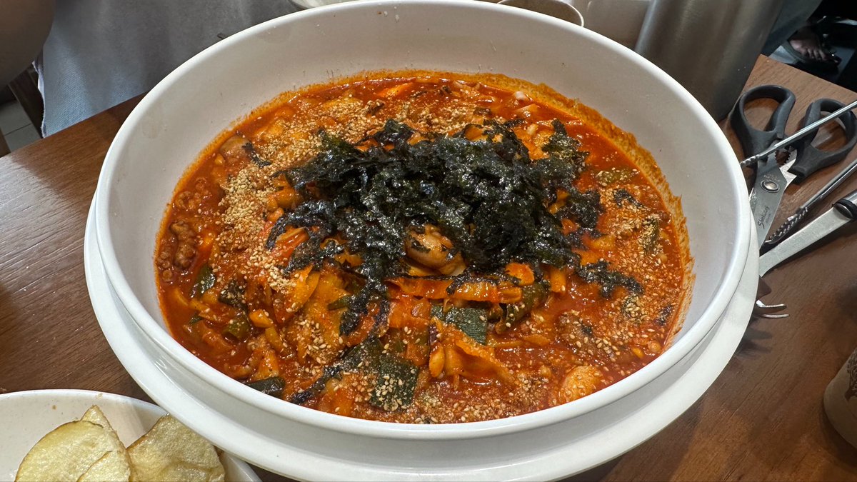 S2letterS2's tweet photo. 토할 때까지 쳐먹음…ㄹㅇ 뻥안치고 역류할 뻔함 ㅋㅋ
근데 맛읶는 걸 어뜨쾌…
신라제면 너무 맵지만 너무 맛있어😭😋 https://t.co/k7JvNtGvan
