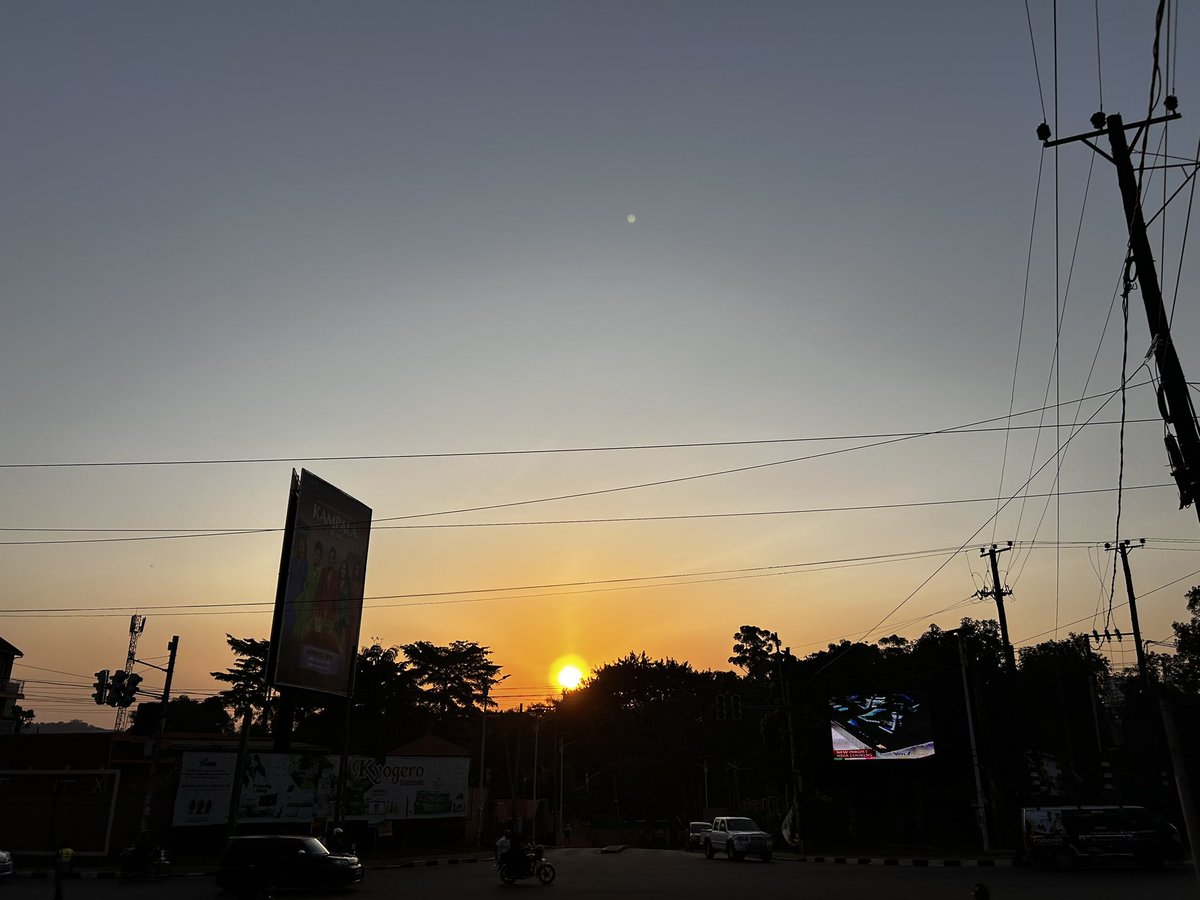 Akeda4's tweet photo. Dear #SunSet crew, 

Hope the start of the new week aka weekend is treating you well.

Here to wish you a great week ahead full of God’s blessings and refreshing #Sunrises and #Sunsets. 

#sunsetphotography #BeautifulUganda https://t.co/lp9qJR9H48